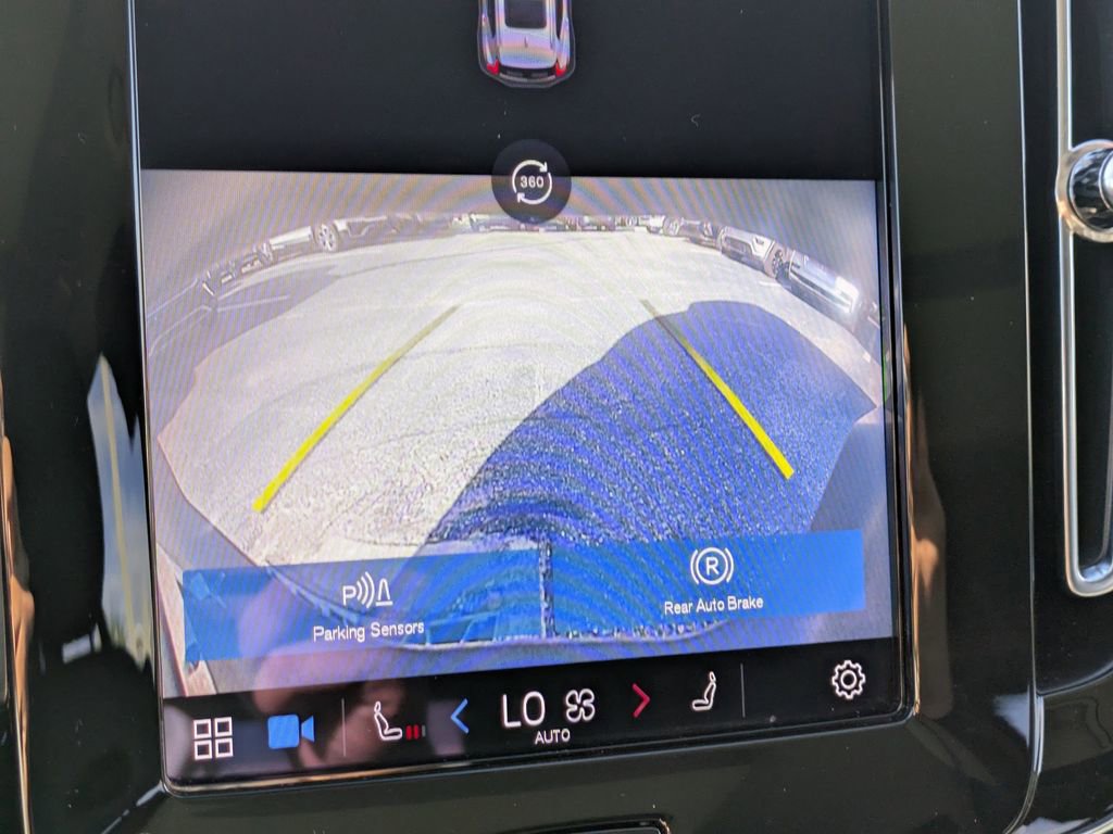 Used 2023 Volvo XC40 B5 Plus image 19