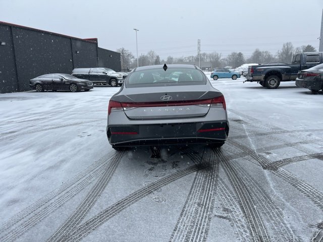 Used 2025 Hyundai Elantra SEL image 10