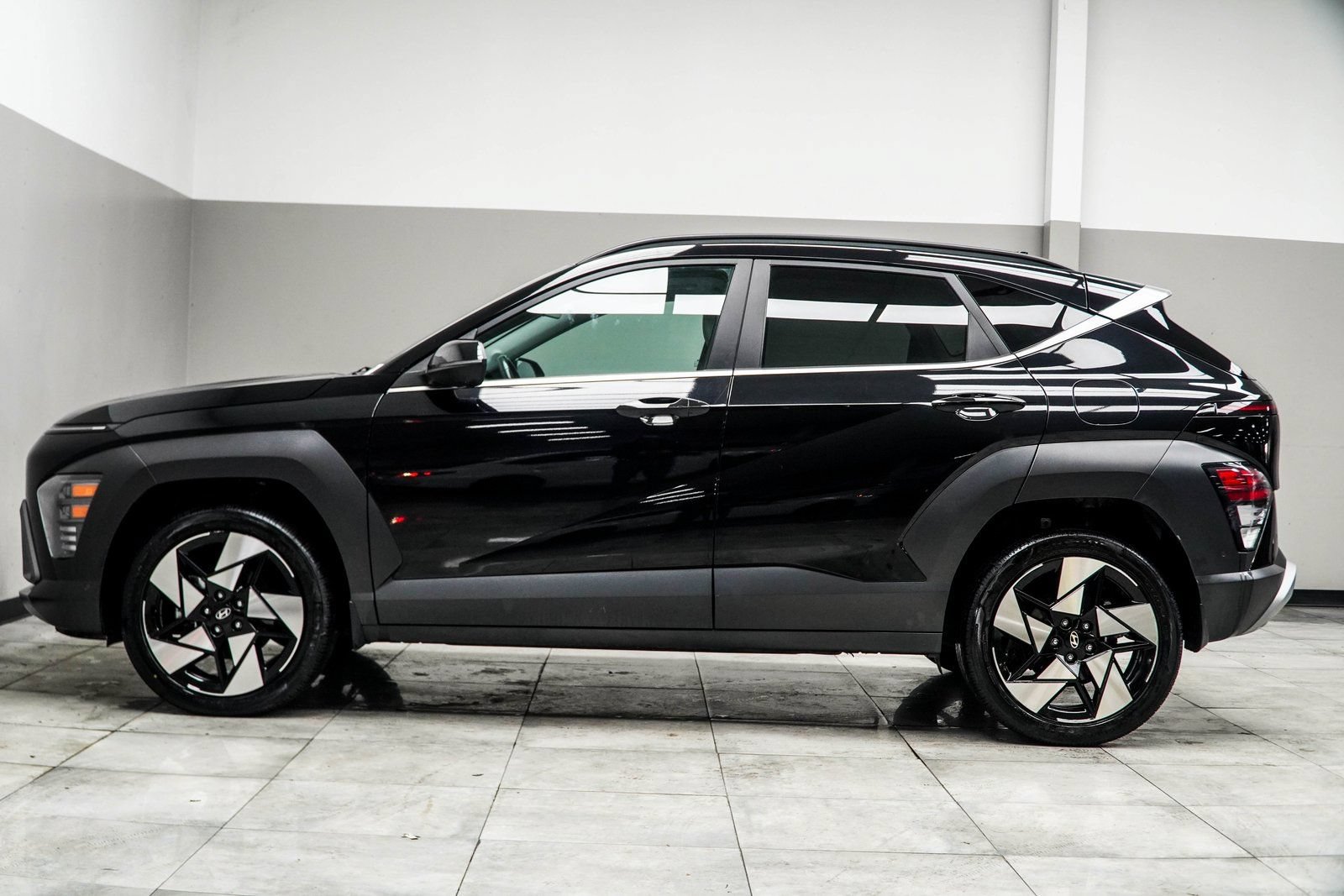 Used 2024 Hyundai Kona Limited AWD/4WD image 11