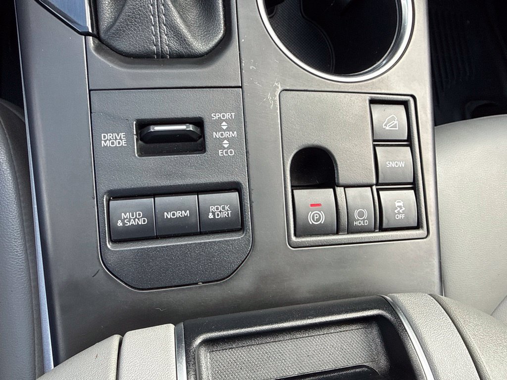 Used 2024 Toyota Highlander XLE AWD/4WD image 35
