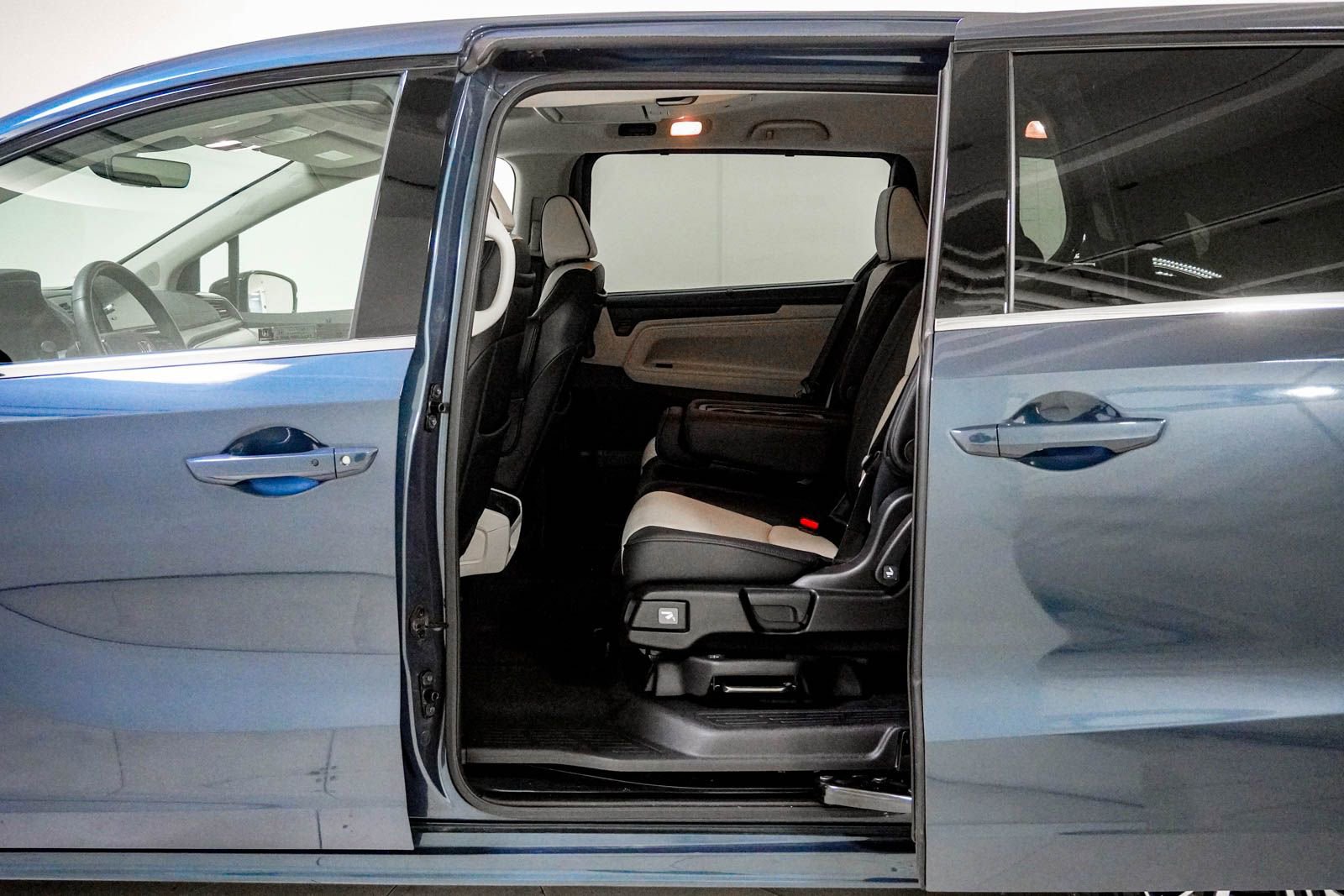 Used 2025 Honda Odyssey Elite image 39