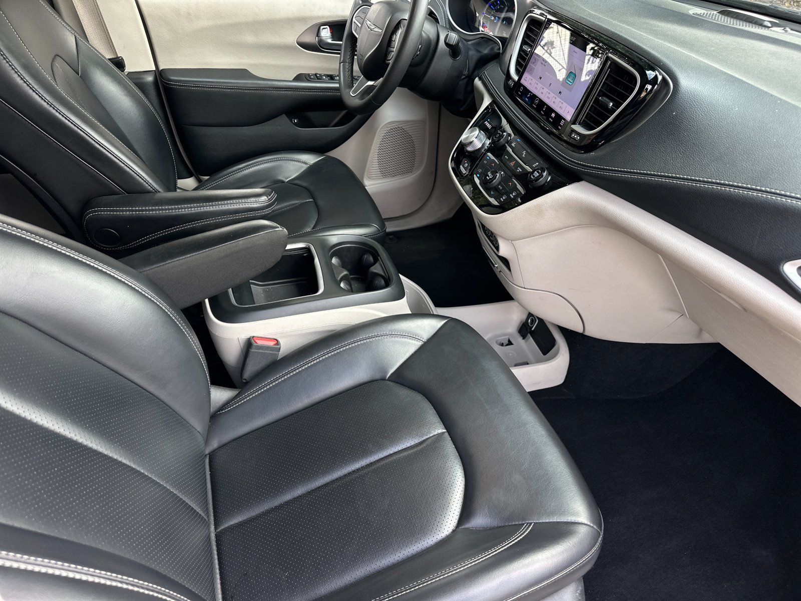 Used 2023 Chrysler Pacifica Touring-L FWD image 17