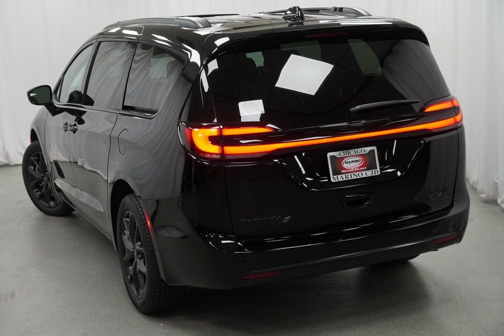 New 2026 Chrysler Pacifica Limited w/ S Appearance Package image 11