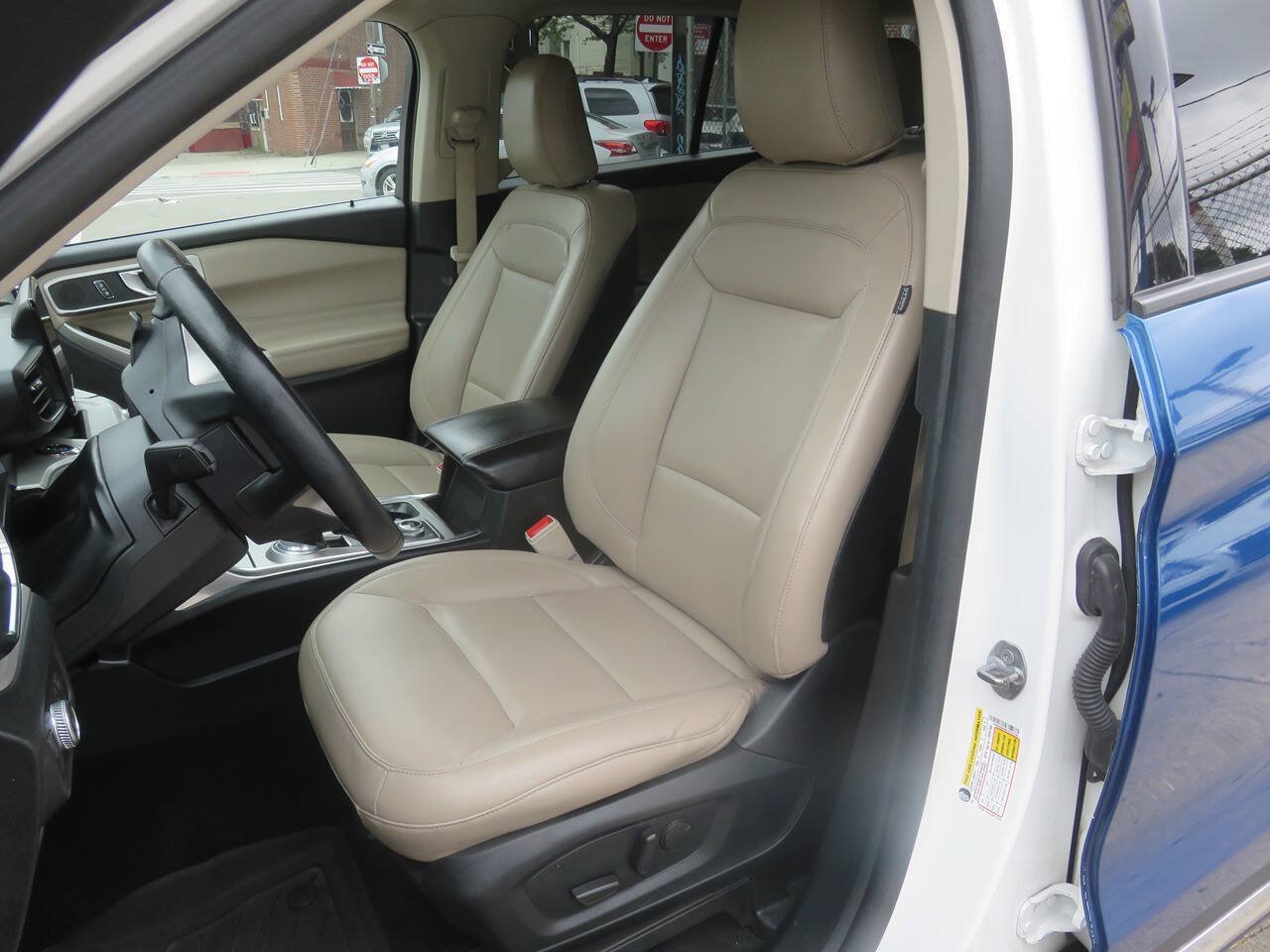 Used 2020 Ford Explorer XLT w/ Equipment Group 202A AWD/4WD image 10
