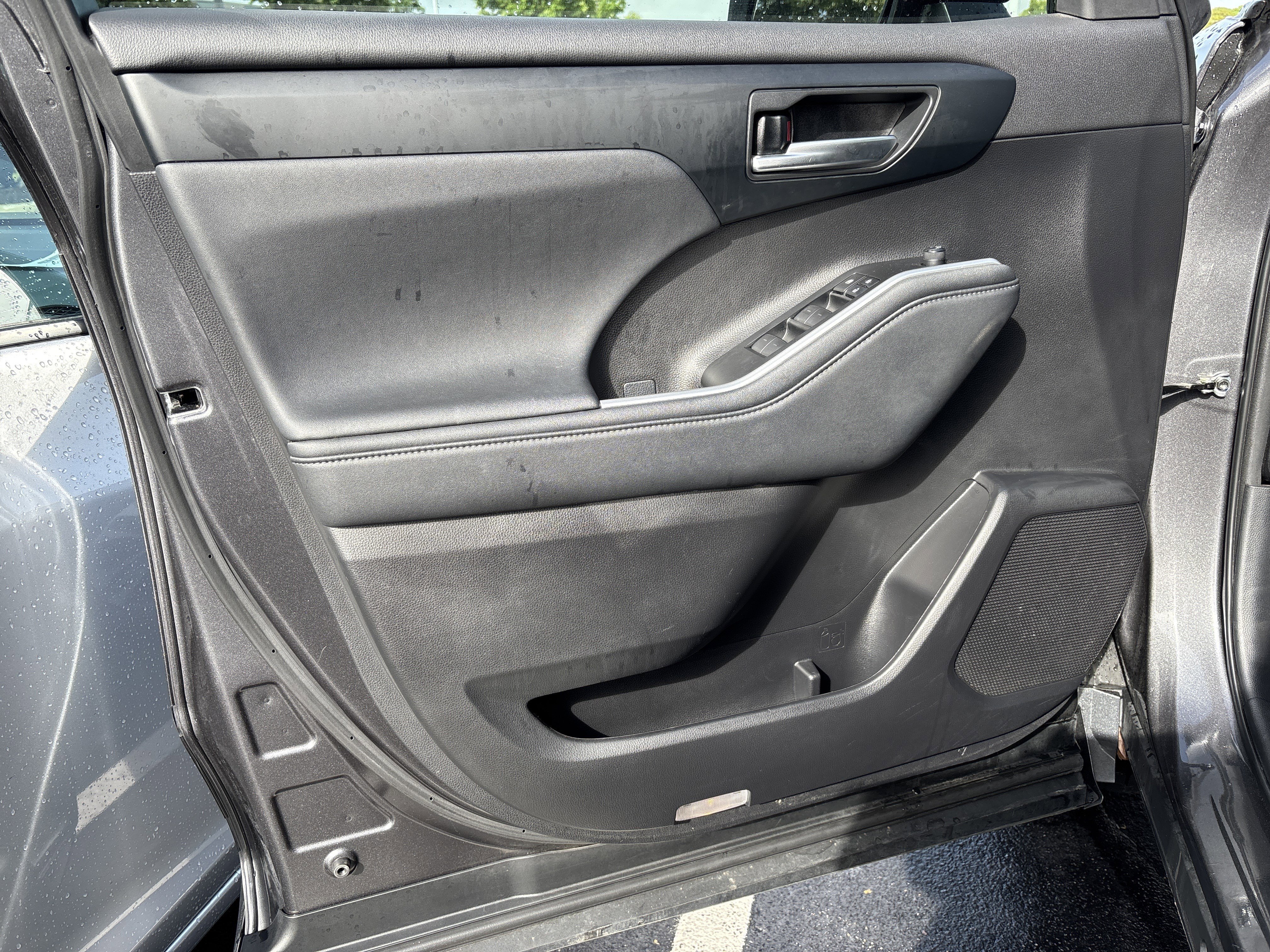 Used 2023 Toyota Highlander XLE AWD/4WD image 13