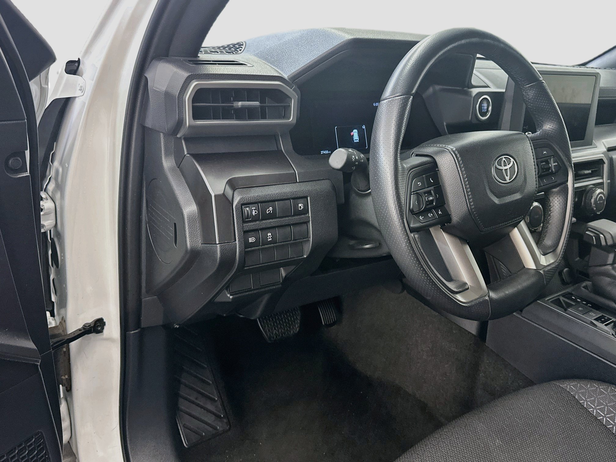 Used 2025 Toyota 4Runner SR5 AWD/4WD image 17