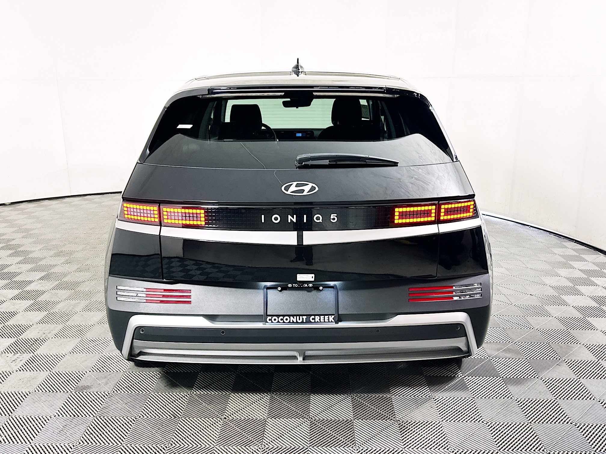 Used 2025 Hyundai Ioniq 5 SE image 4