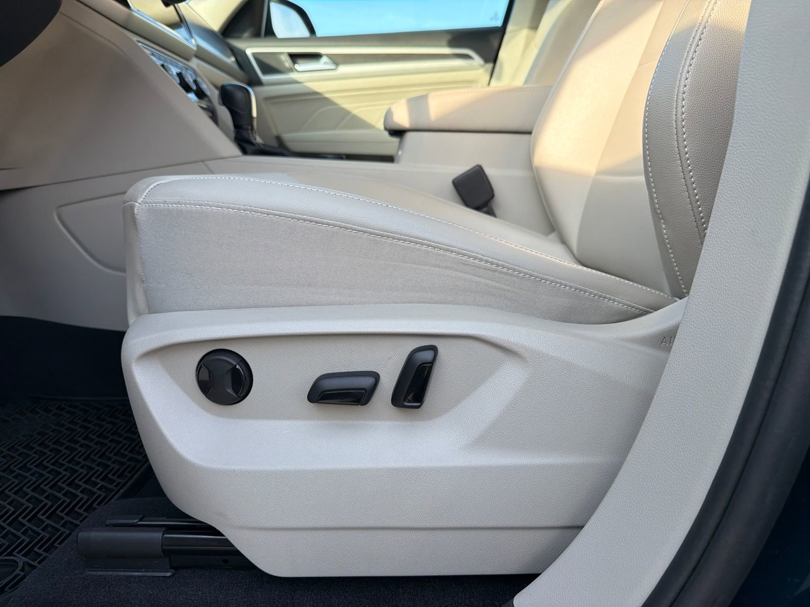 Certified 2022 Volkswagen Atlas SE w/ Black Wheel Package image 11