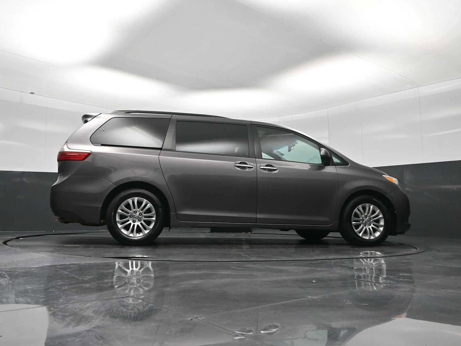 Used 2015 Toyota Sienna XLE image 30