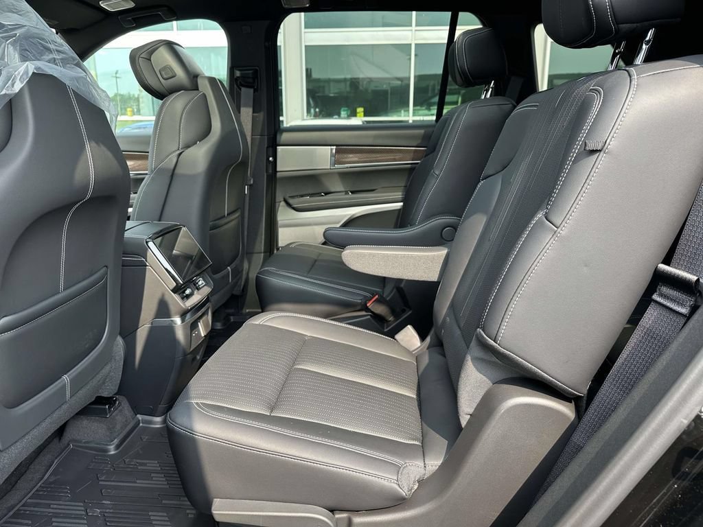 New 2027 Cadillac Vistiq Sport w/ LPO, Floor Liner Package AWD/4WD image 9