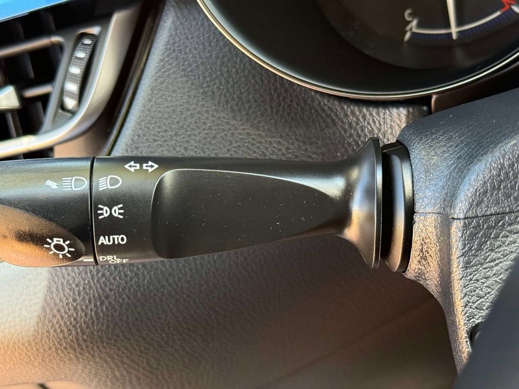 Used 2019 Toyota C-HR XLE FWD image 25
