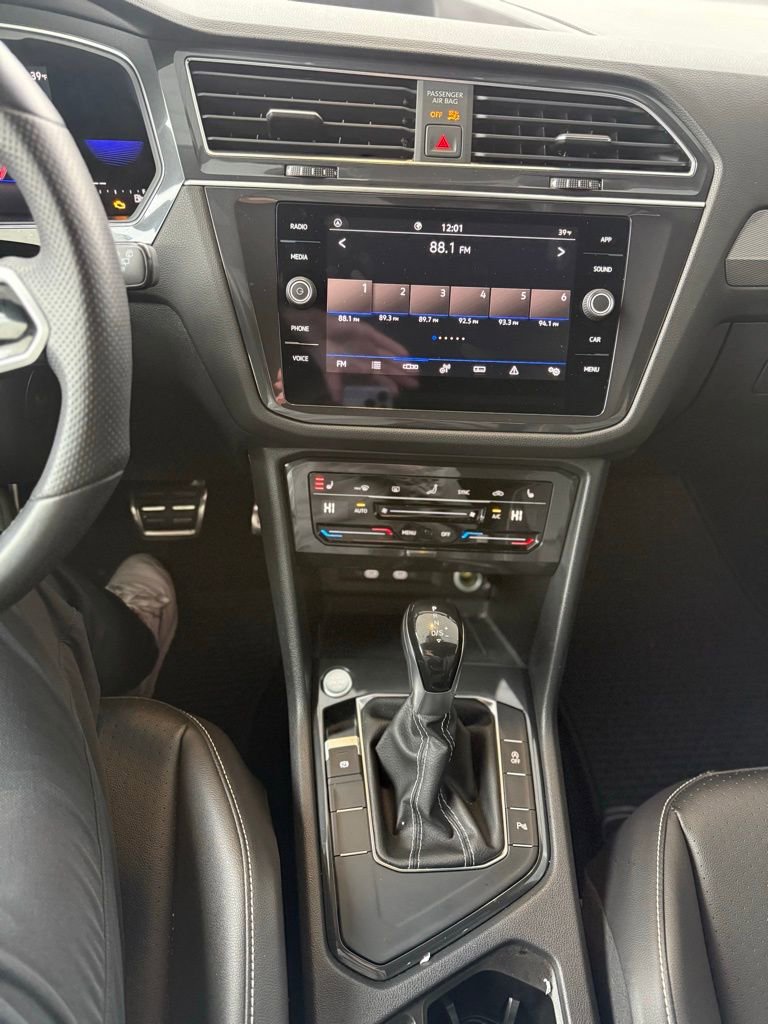 Used 2022 Volkswagen Tiguan SE R-Line image 21