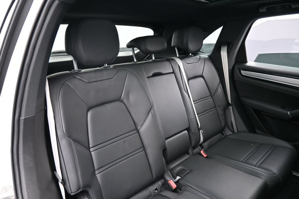 Certified 2022 Porsche Cayenne Platinum Edition AWD/4WD image 27