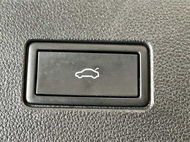 Certified 2024 Volkswagen Atlas SEL Premium R-Line image 6