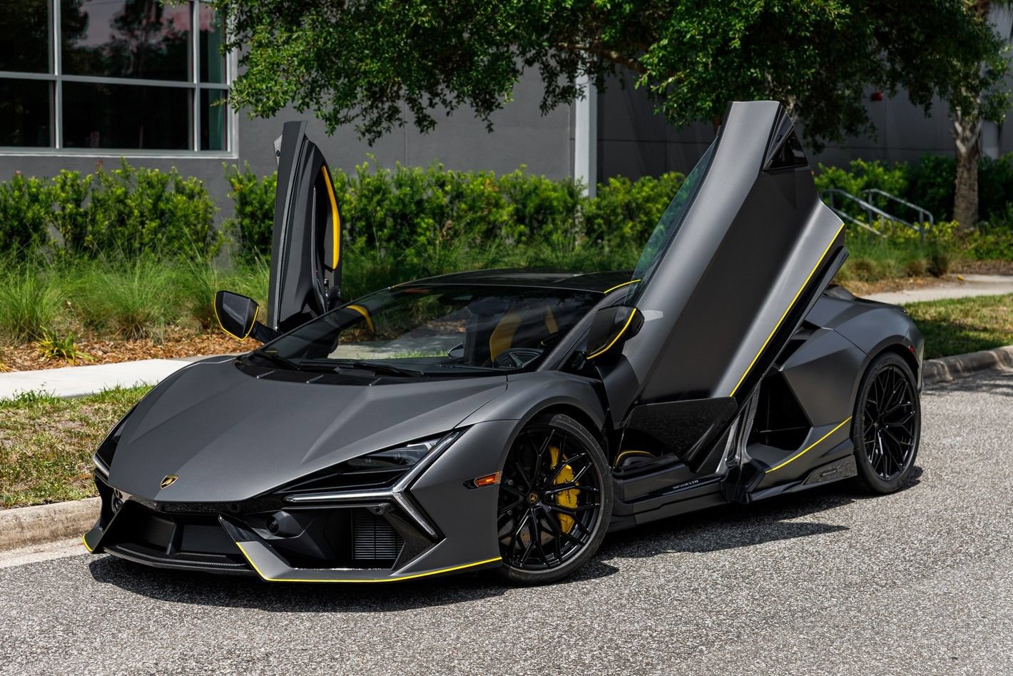 Used 2025 Lamborghini Revuelto AWD/4WD image 1
