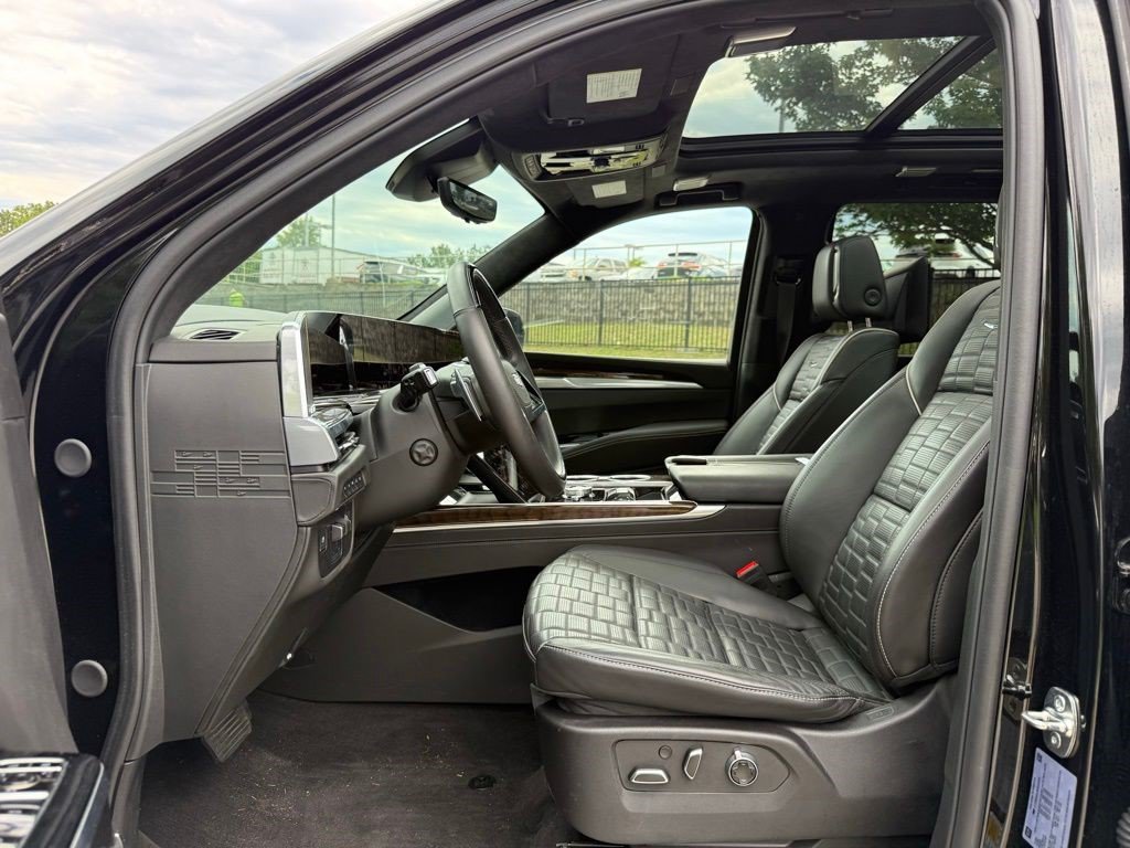 Certified 2025 Cadillac Escalade Premium Luxury Platinum w/ LPO, Floor Liner Package AWD/4WD image 22