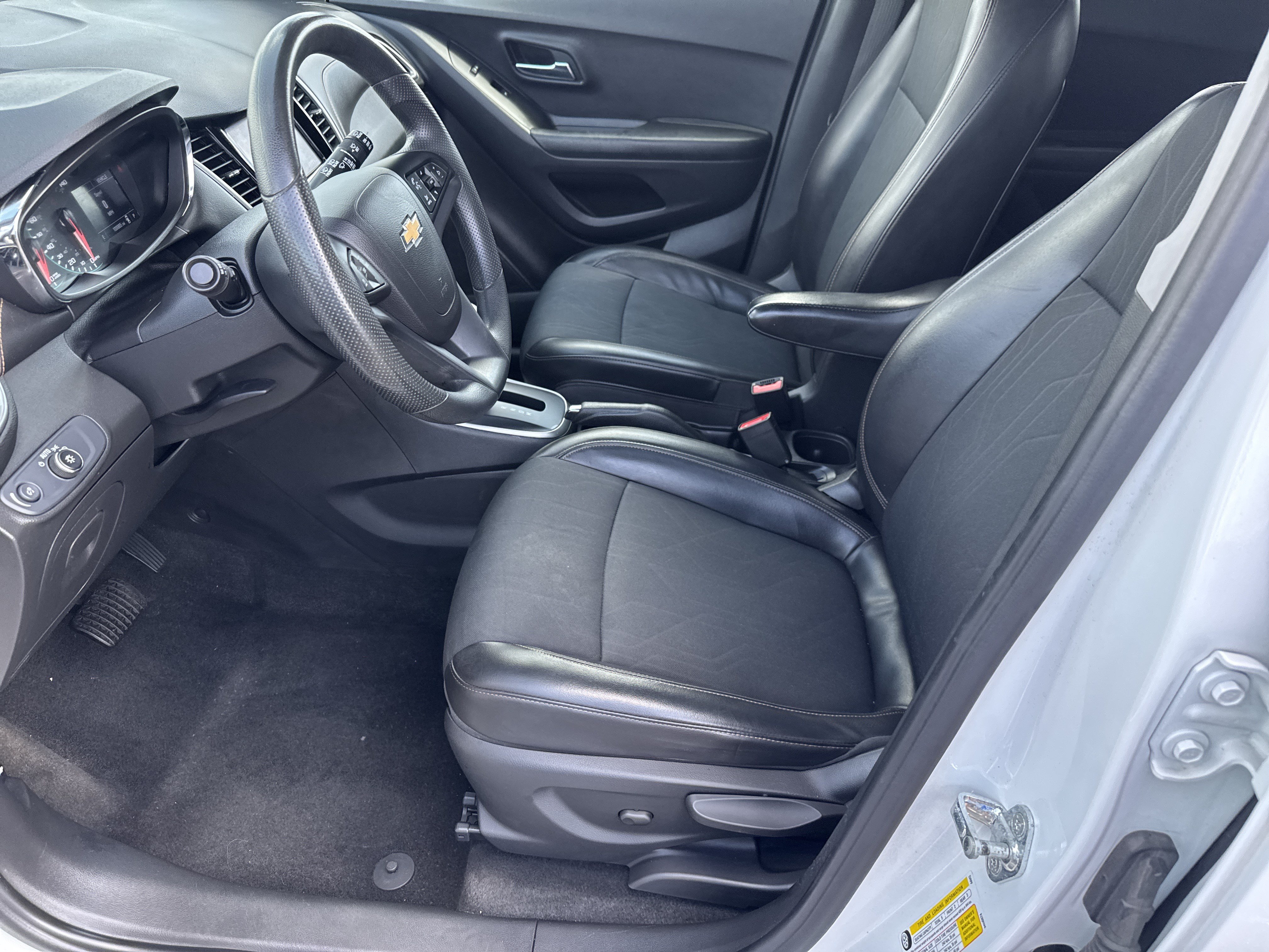 Used 2022 Chevrolet Trax LT FWD image 17
