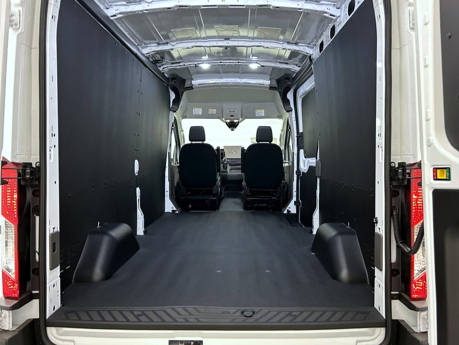 New 2027 Ford Transit 250 148 Medium Roof w/ Load Area Protection Package RWD image 18