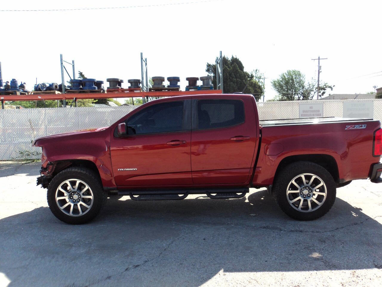 Used 2015 Chevrolet Colorado Z71 w/ LPO, Gearon Divider Package AWD/4WD image 2