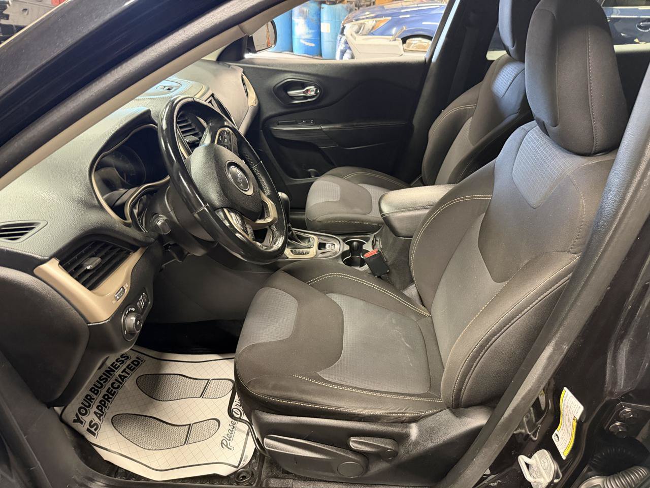 Used 2015 Jeep Cherokee Latitude w/ Cold Weather Group AWD/4WD image 11