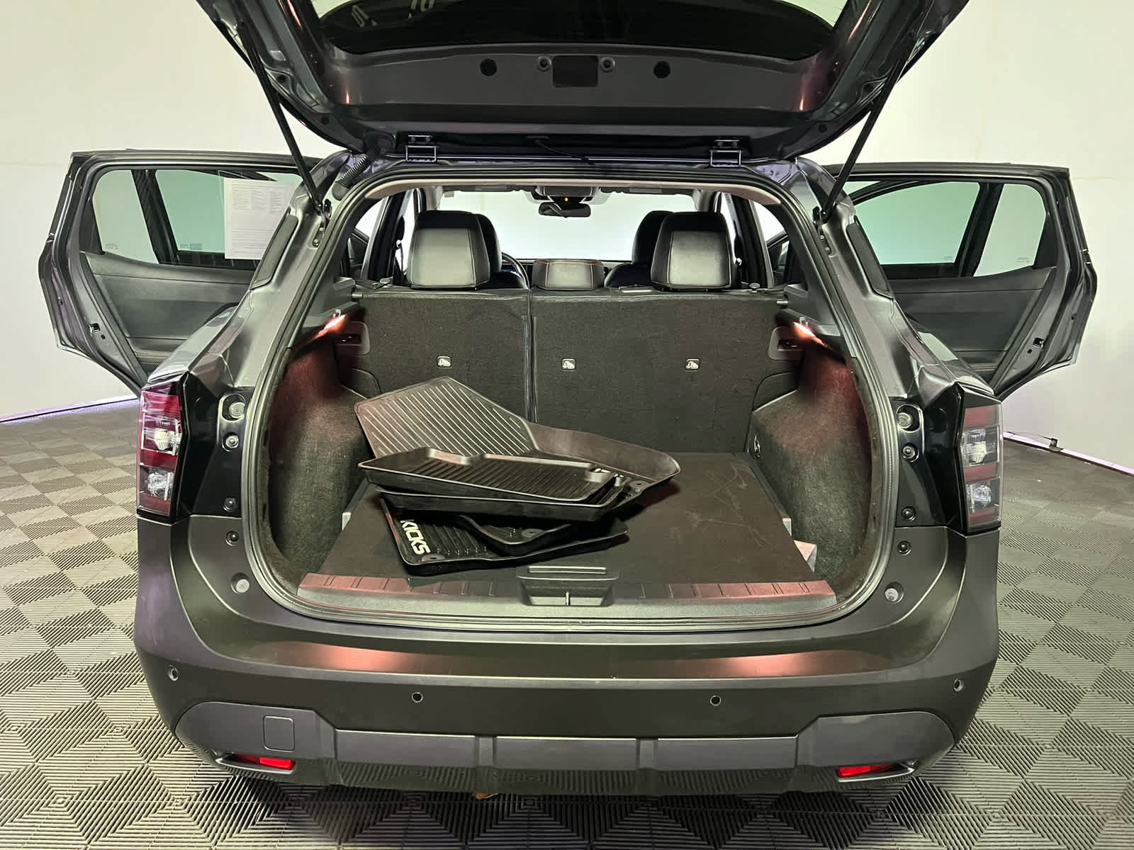Used 2025 Nissan Kicks SR FWD image 25