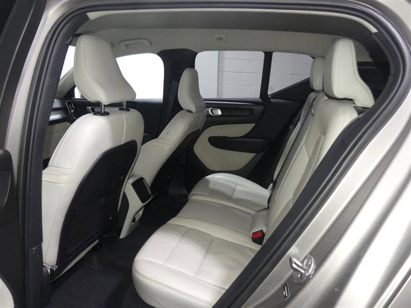 Used 2022 Volvo XC40 T5 Momentum image 27
