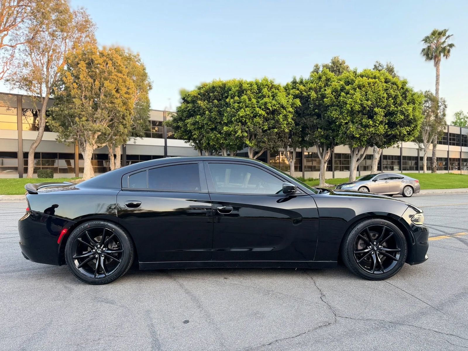 Used 2018 Dodge Charger SXT w/ Blacktop Package image 12