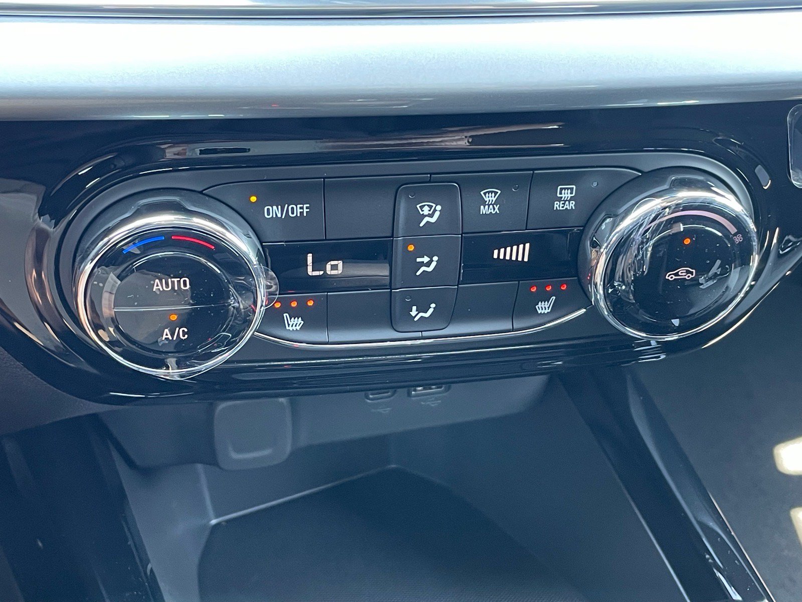 New 2026 Chevrolet Trax LT w/ LT Convenience Package FWD image 8