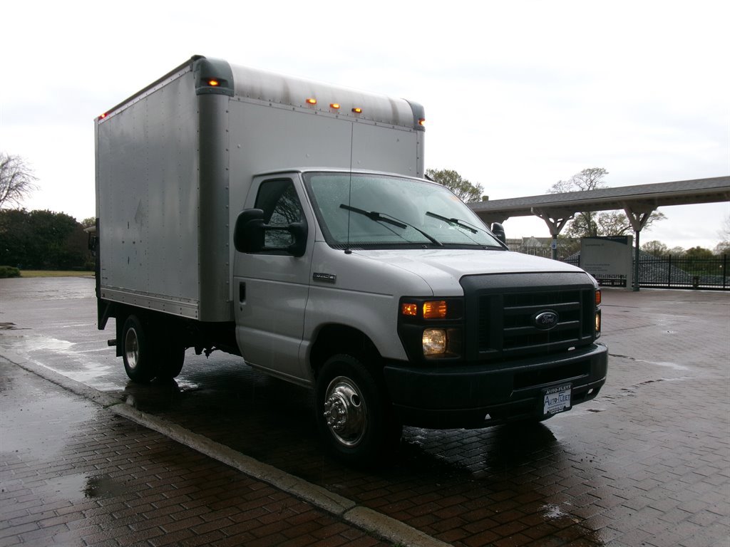 Used 2017 Ford E-350 and Econoline 350 Super Duty RWD image 3