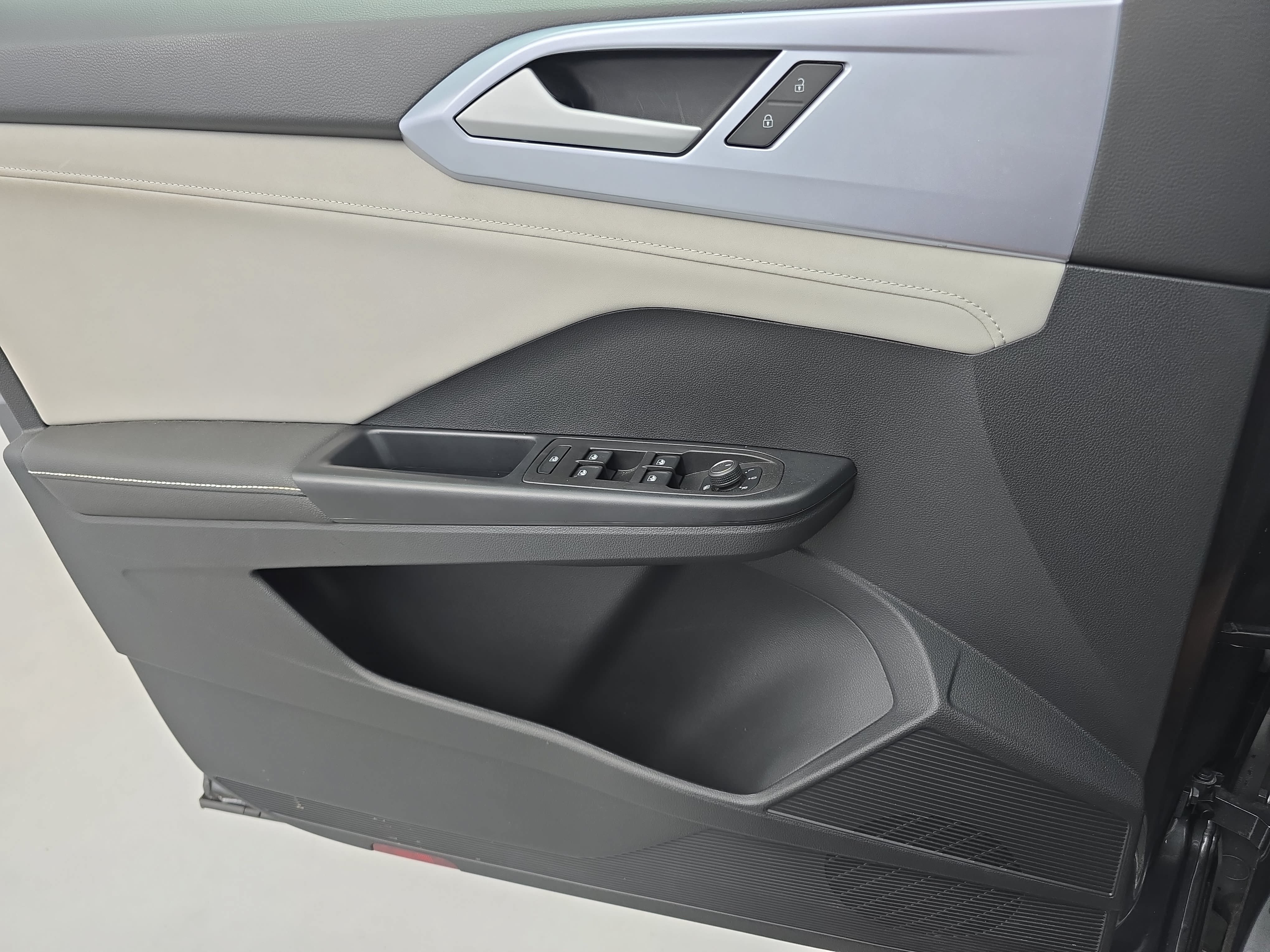 Certified 2025 Volkswagen Taos SE FWD image 26