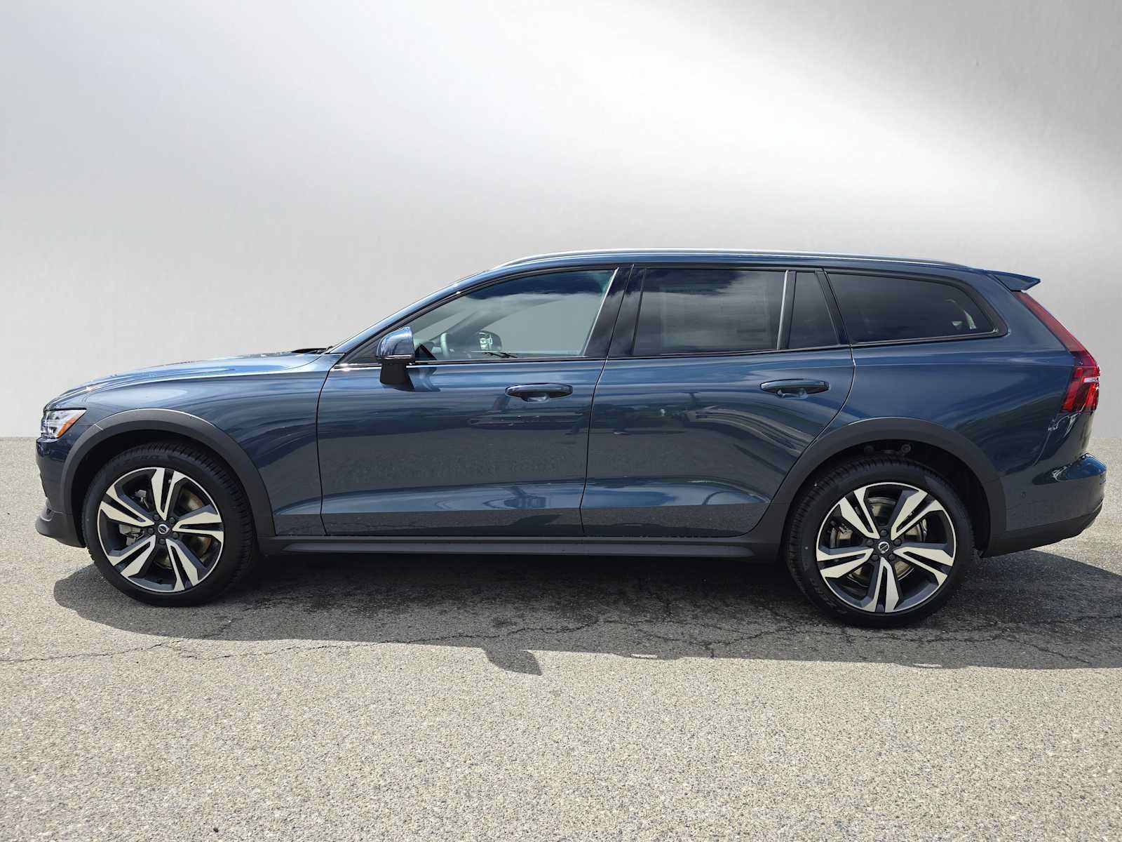 New 2026 Volvo V60 B5 Cross Country Plus w/ Protection Package Premier AWD/4WD image 6