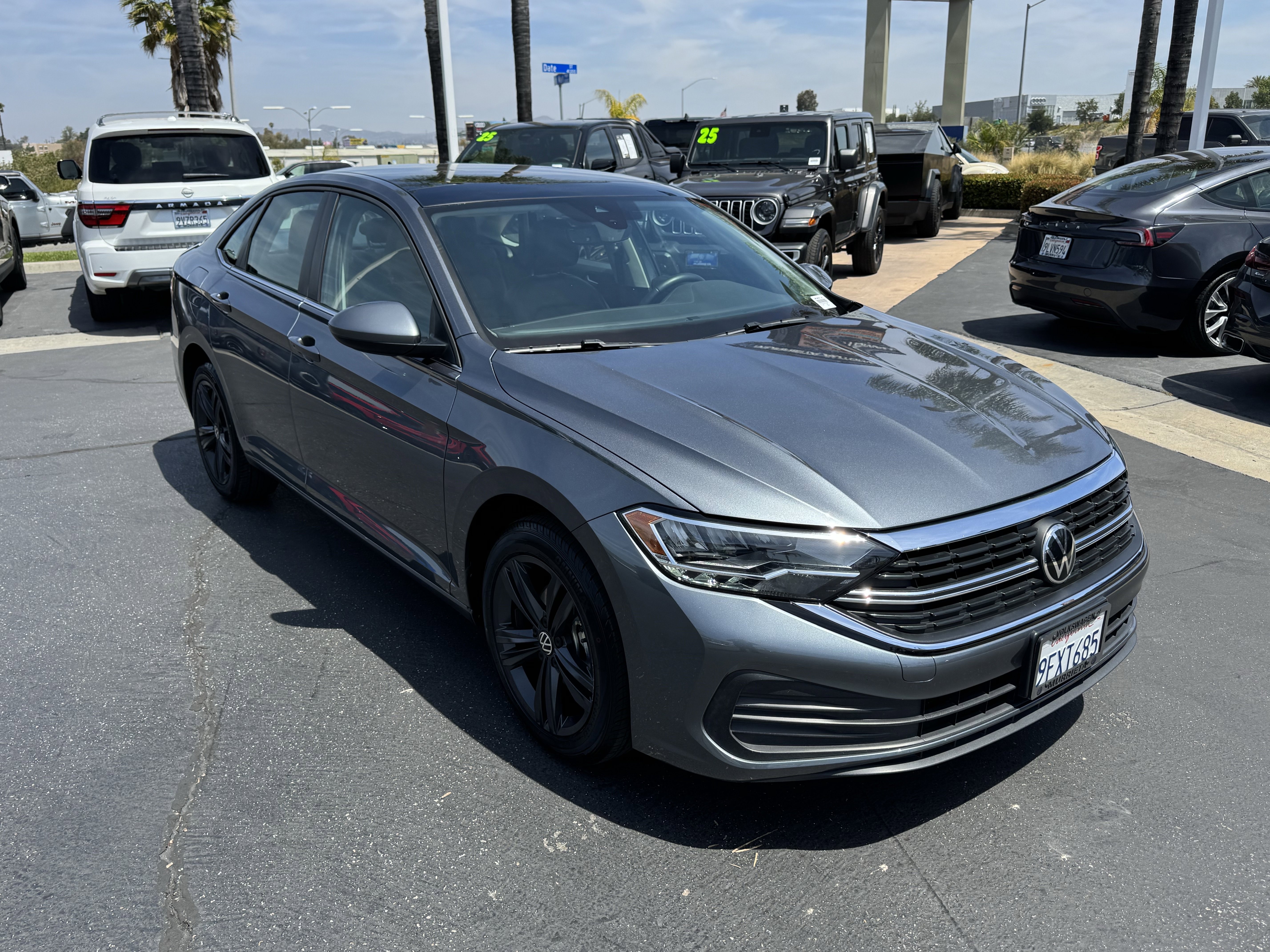 Used 2023 Volkswagen Jetta SE w/ Panoramic Sunroof Package FWD image 2