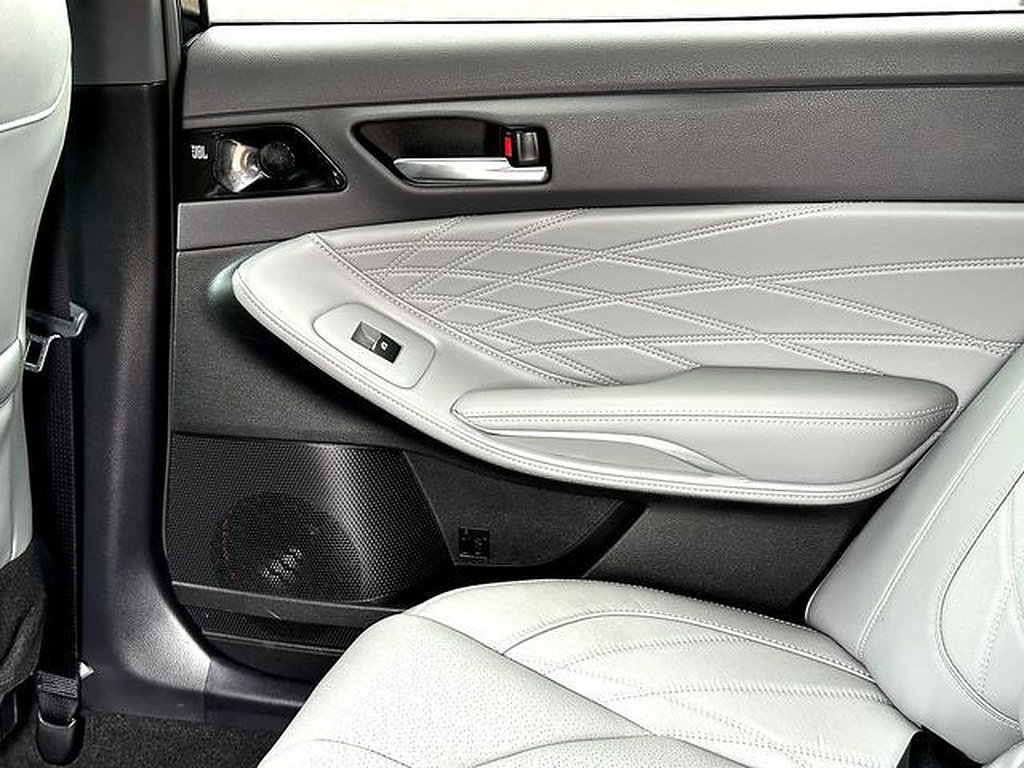 Used 2022 Toyota Avalon Limited w/ Advanced Safety Package FWD image 21