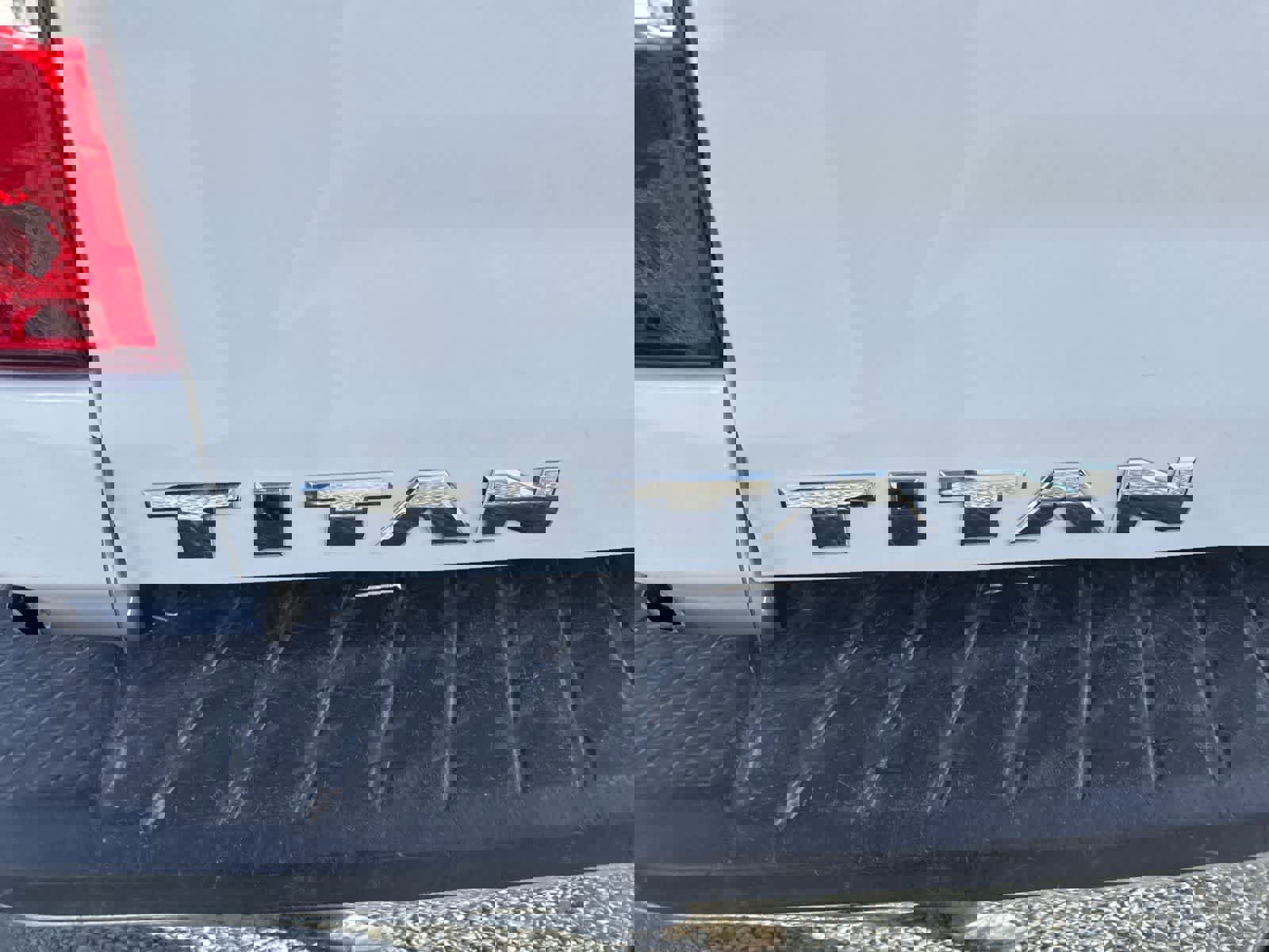 Used 2019 Nissan Titan SV image 14