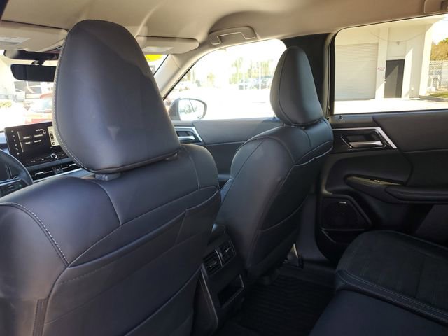 Used 2025 Mitsubishi Outlander SE image 12