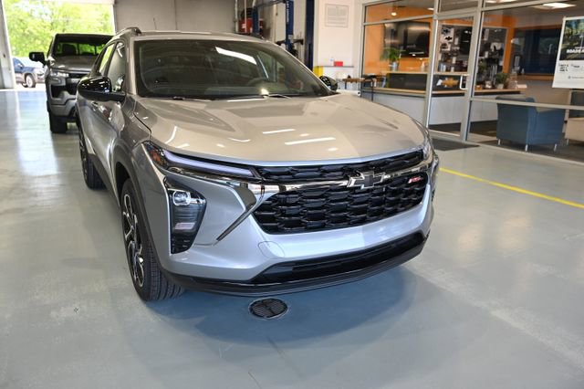 New 2026 Chevrolet Trax RS w/ Driver Confidence Package FWD image 3