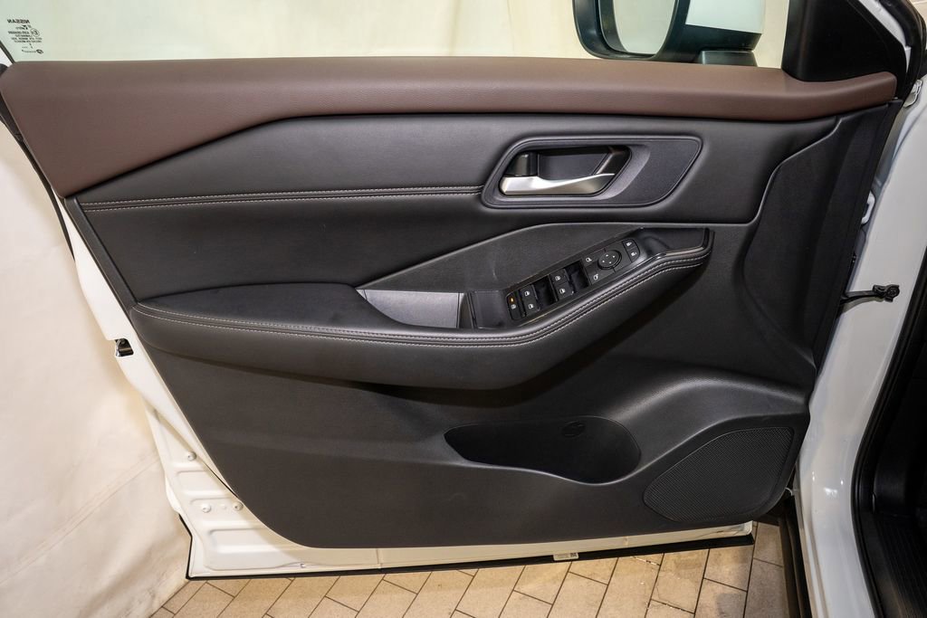 Used 2023 Nissan Rogue SV w/ SV Premium B Package image 13