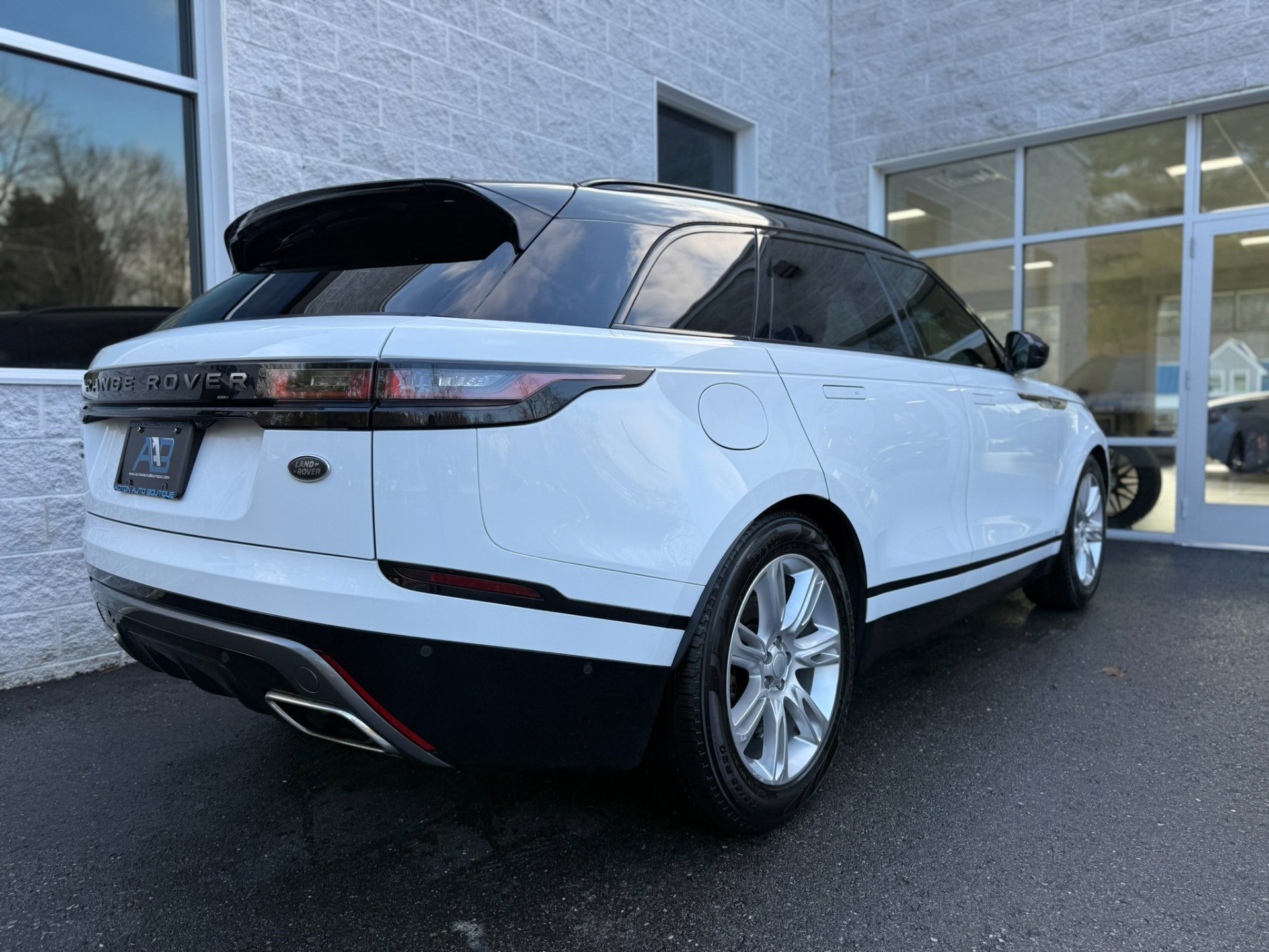 Used 2018 Land Rover Range Rover Velar R-Dynamic SE image 31