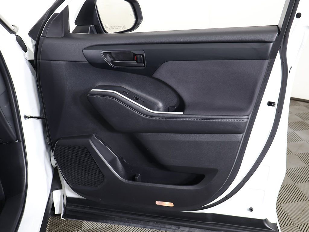 Used 2024 Toyota Highlander LE AWD/4WD image 22