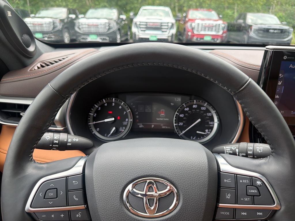 Used 2021 Toyota Highlander Platinum AWD/4WD image 21