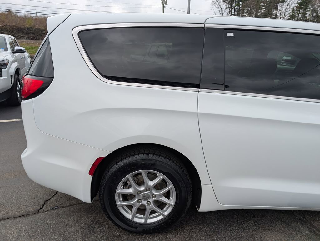 Used 2023 Chrysler Pacifica Touring-L FWD image 8