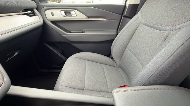 Used 2025 Ford Explorer Active image 24