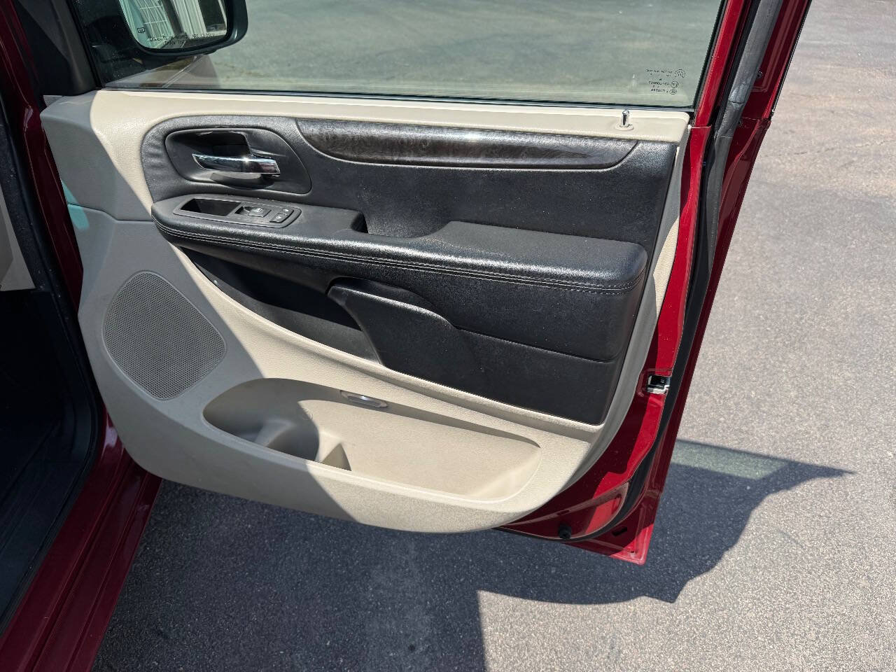 Used 2016 Dodge Grand Caravan SXT FWD image 14