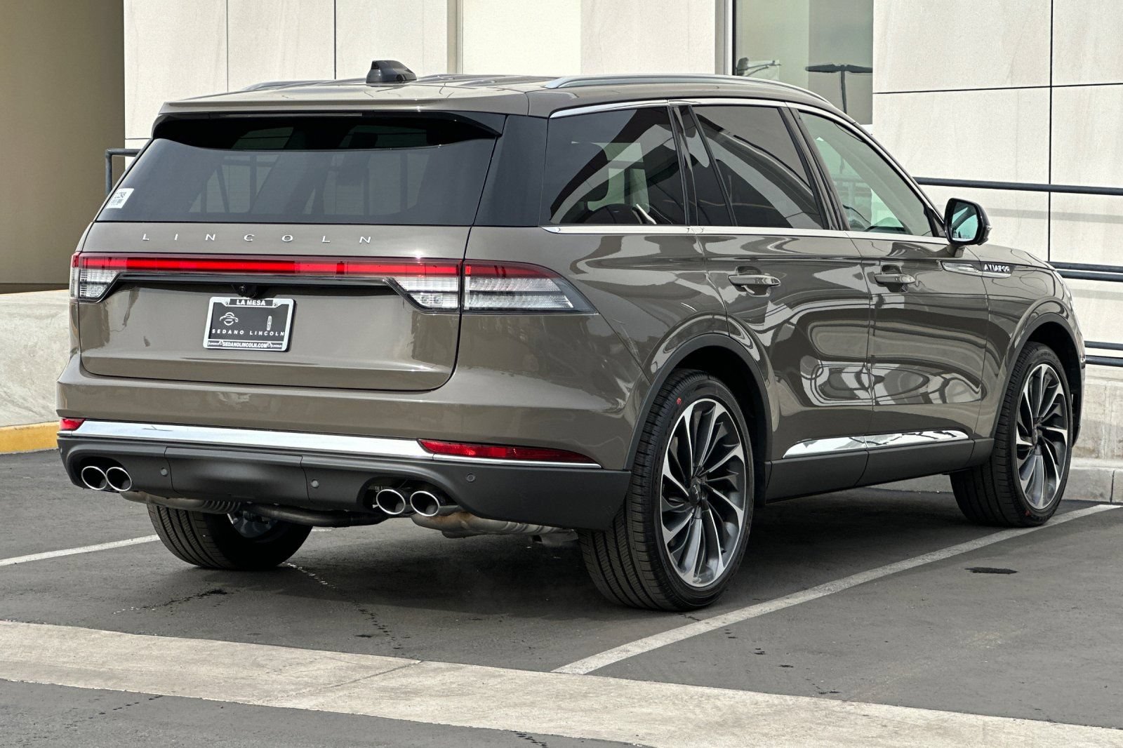 New 2026 Lincoln Aviator Reserve w/ Luxury Package RWD image 3