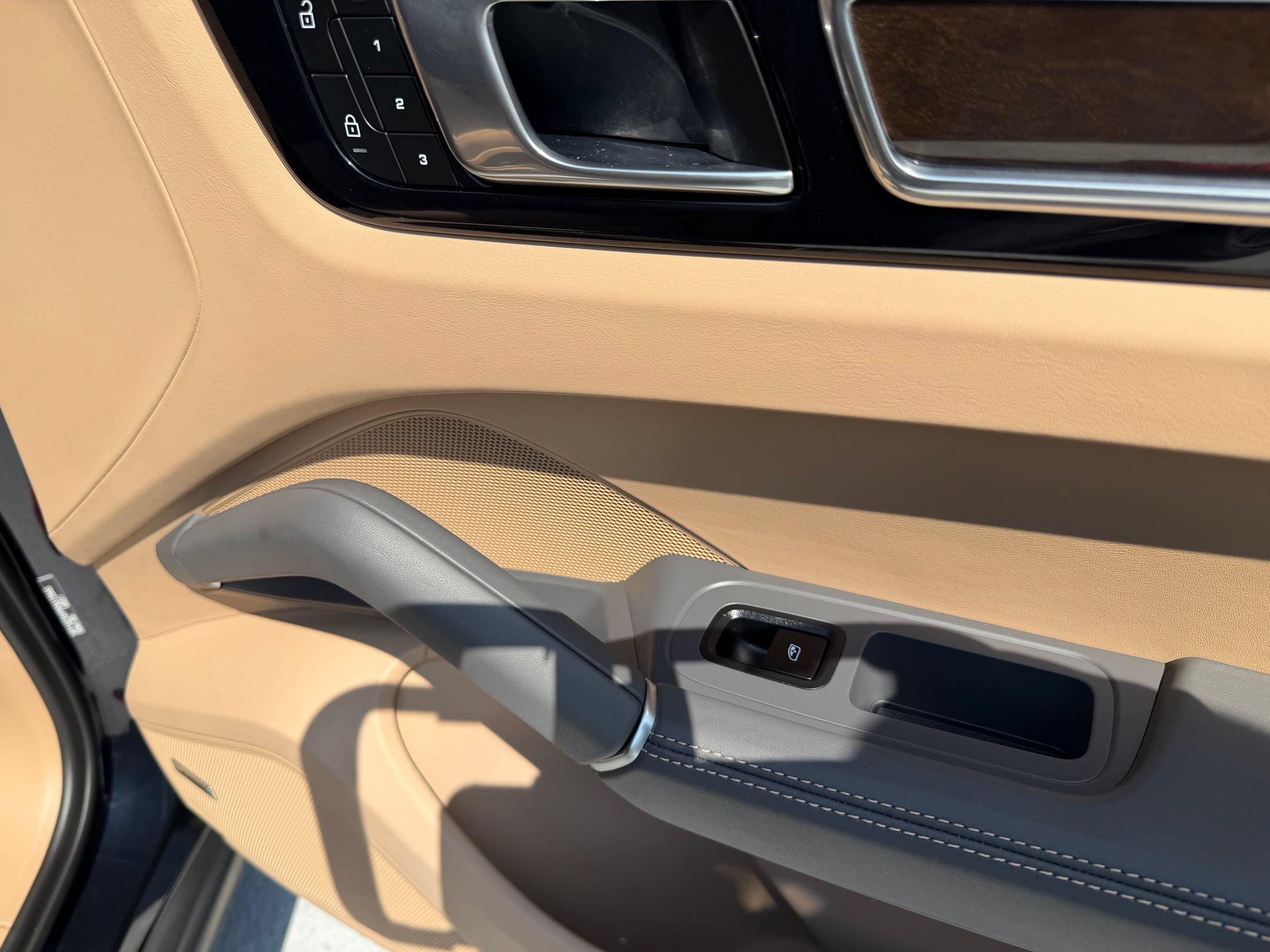 Certified 2023 Porsche Cayenne Platinum Edition AWD/4WD image 19