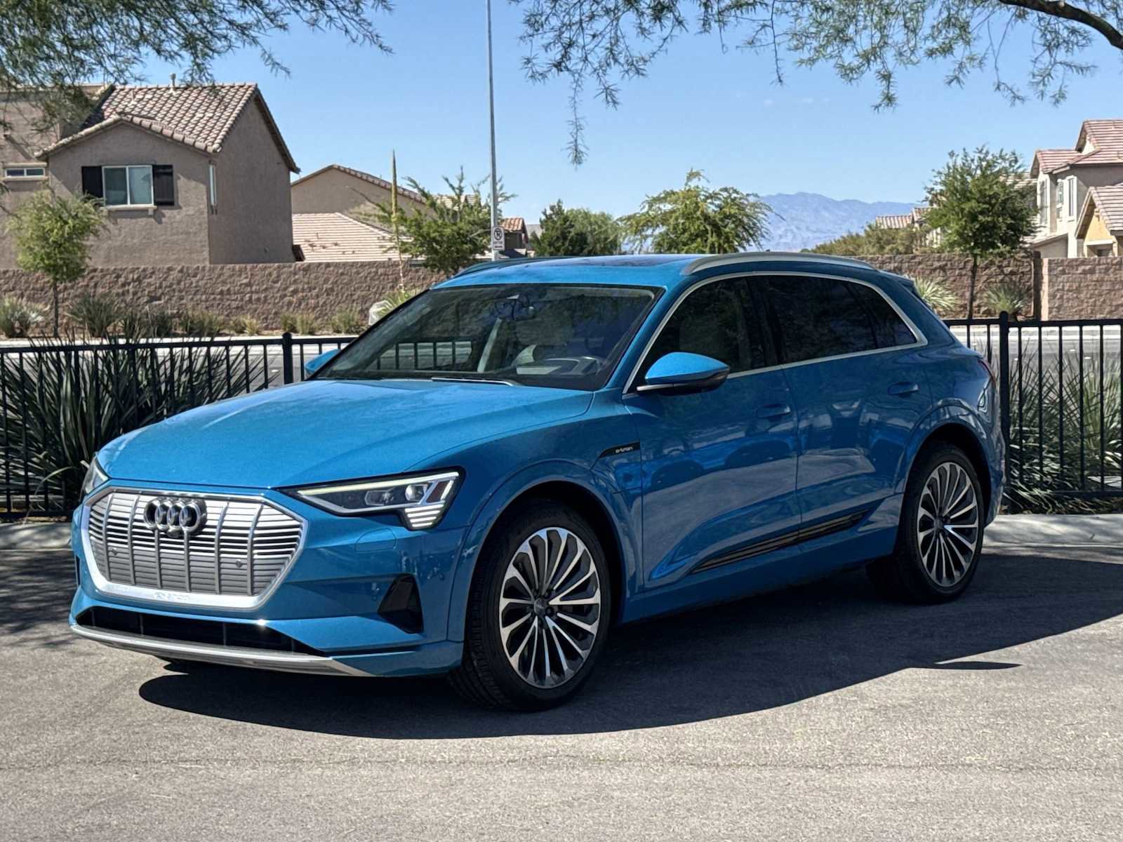 Used 2019 Audi e-tron Prestige w/ Prestige Package AWD/4WD image 4