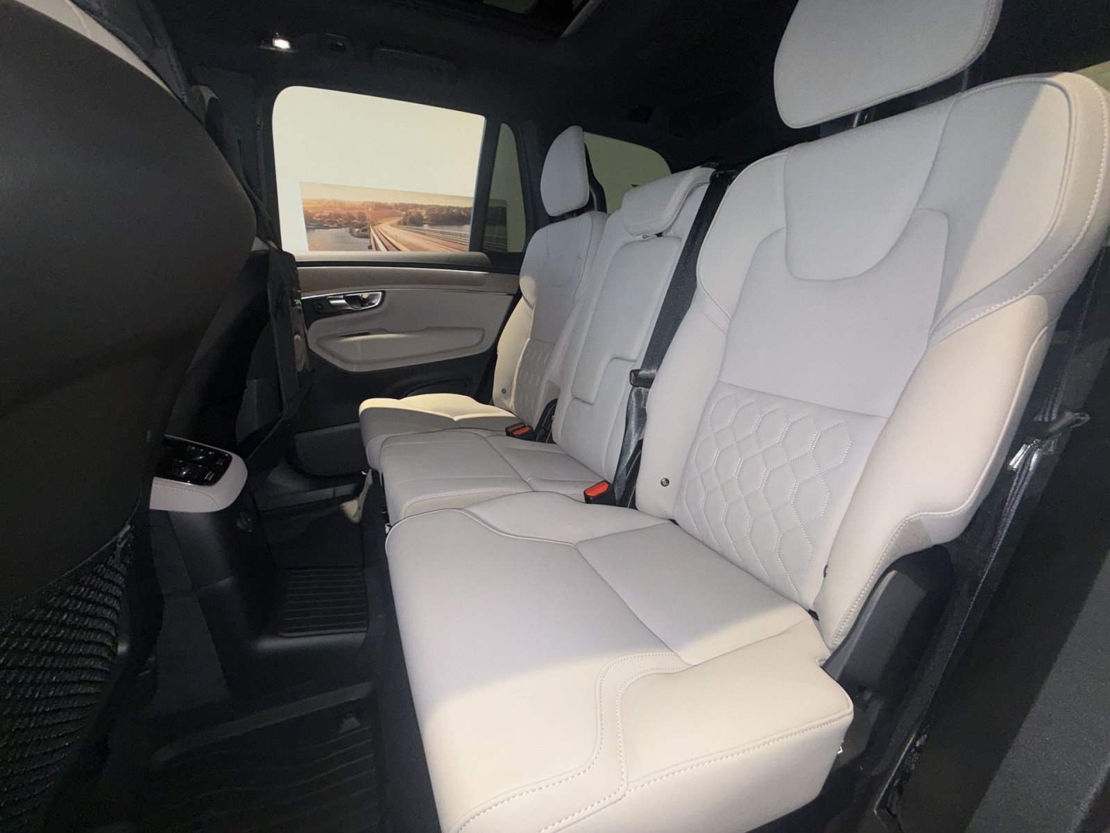 New 2026 Volvo XC90 T8 Plus w/ Protection Package Premier AWD/4WD image 22