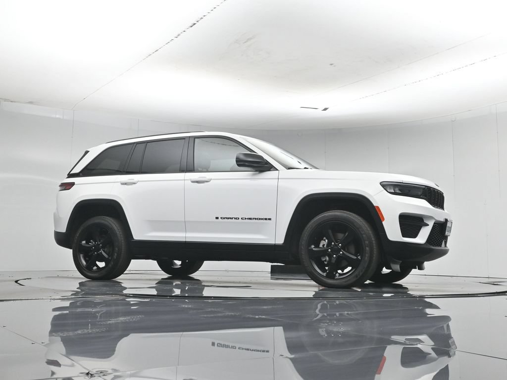 Used 2023 Jeep Grand Cherokee Laredo AWD/4WD image 51