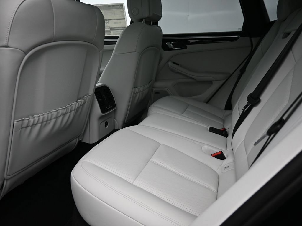 Certified 2026 Porsche Macan AWD/4WD image 21