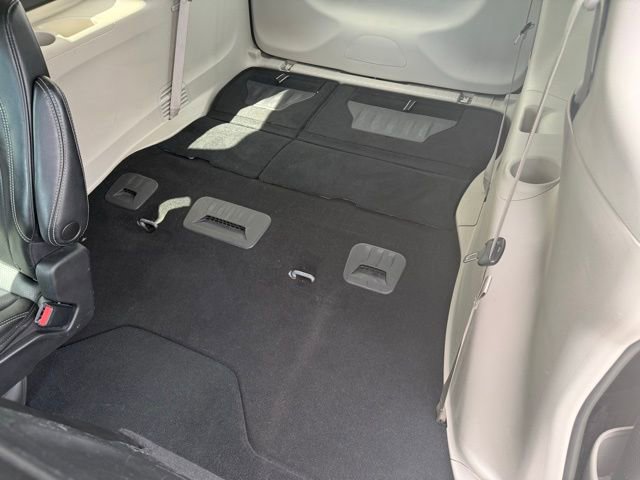 Used 2023 Chrysler Pacifica Touring-L image 9